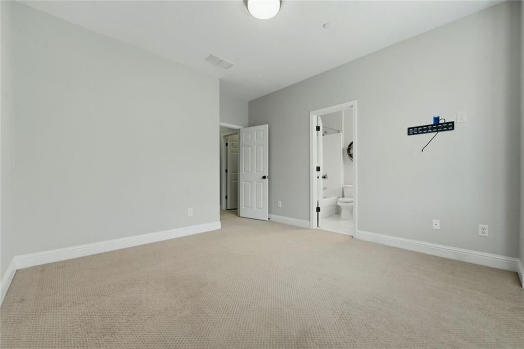 Building Photo - 319 Creekbank Way SE