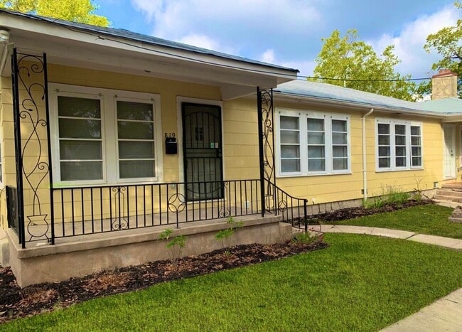 Building Photo - AMAZING 2 Bedroom / 1 Bath Home!