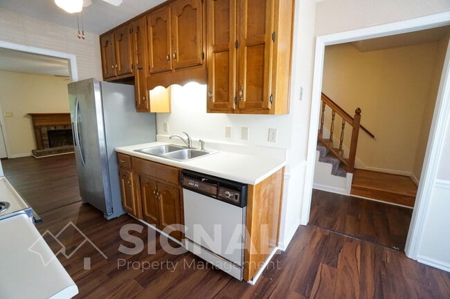 Building Photo - 395 Jamestown Manor Dr
