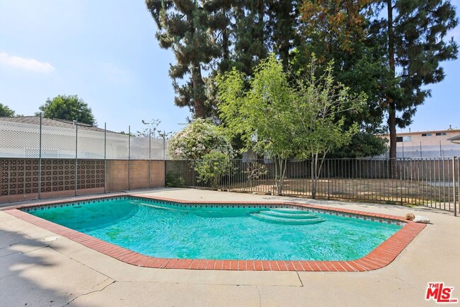 Building Photo - 6727 Orion Ave