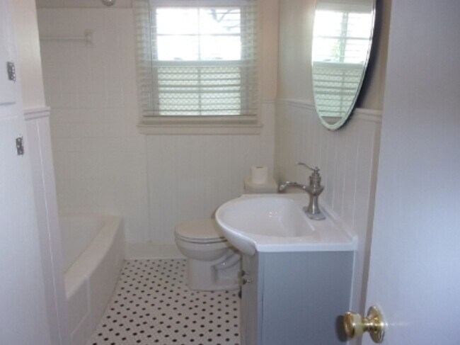 Building Photo - Charming 2 Bedroom 1 Bath Home in the Highly Desirable College Avenue Neighborhood