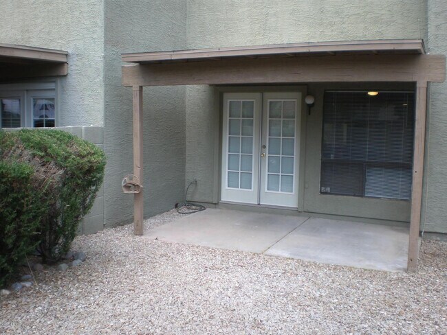 Building Photo - 815 E Grovers Ave