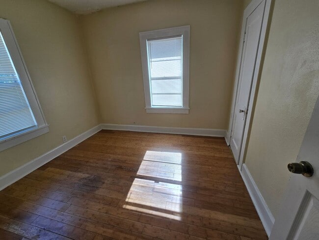 Building Photo - Nice 2 Bedroom & Large extra room that you...