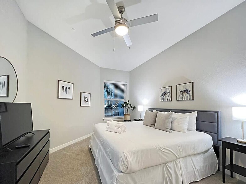 Building Photo - 2615 N Grady Ave