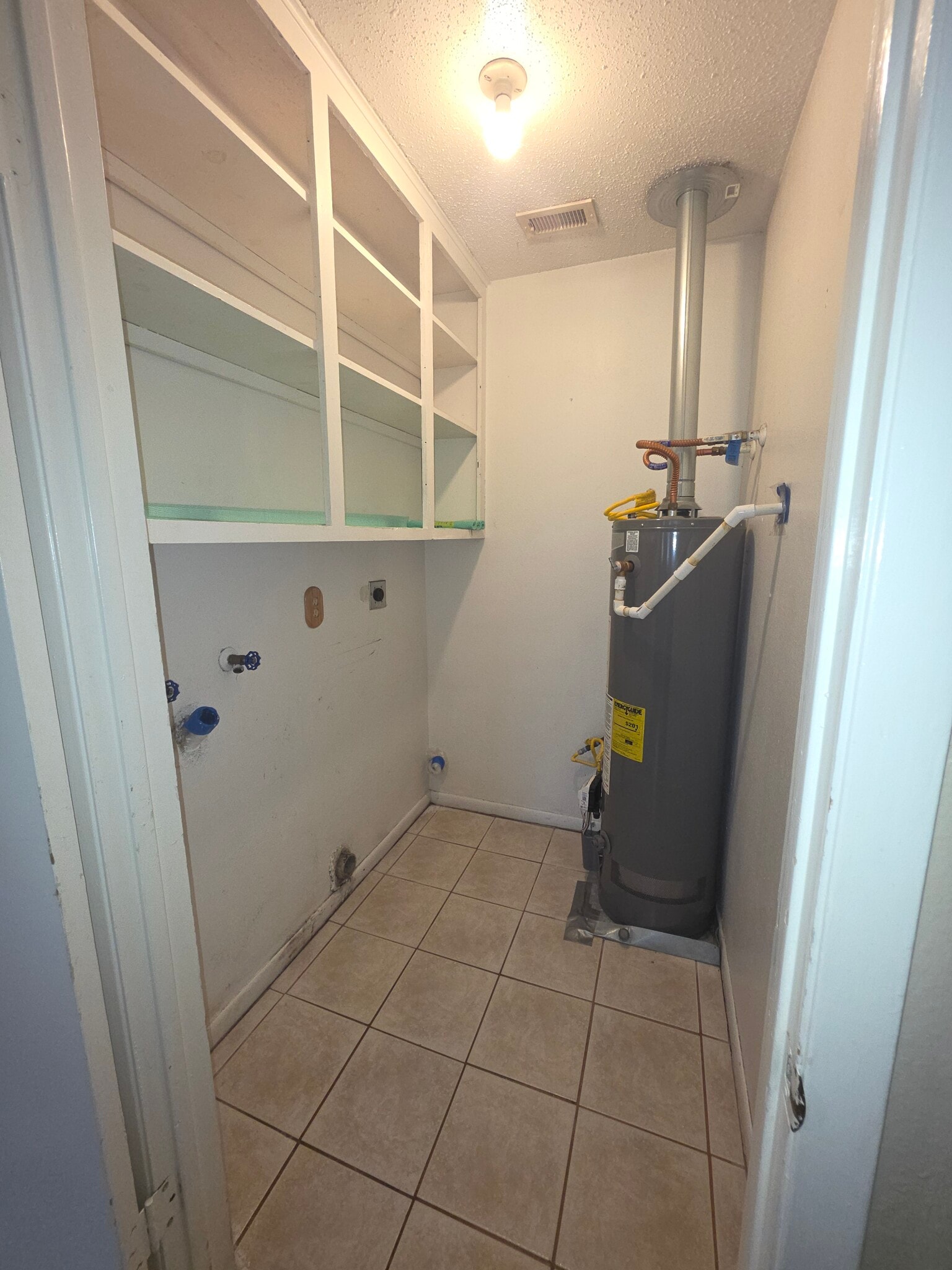 laundry room - 1205 Anne Ave