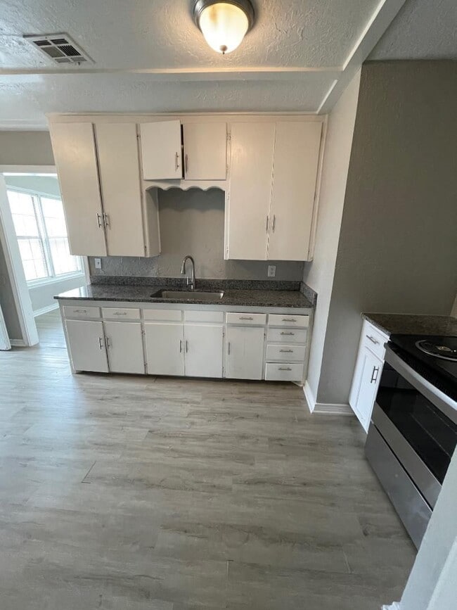 Building Photo - 2 BED 1 BATH DUPLEX FOR LEASE