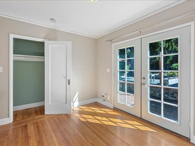 Building Photo - Sunny & Bright Bungalow in King Estates