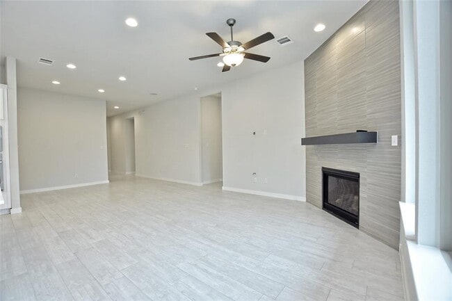 Building Photo - 909 Del Raphael Dr