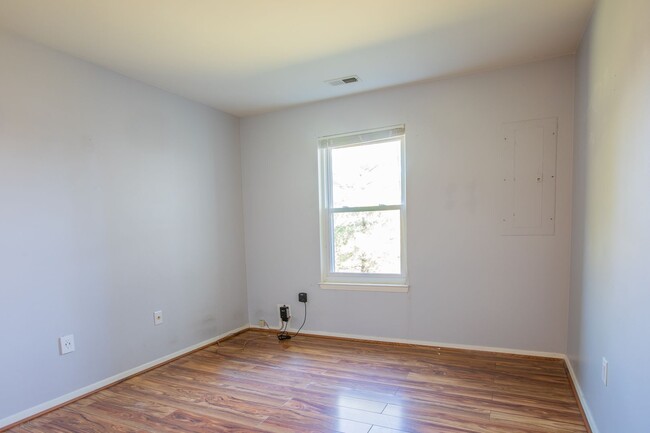 Building Photo - Charming Lower Ground Condo 2 BR/2 BA in E...