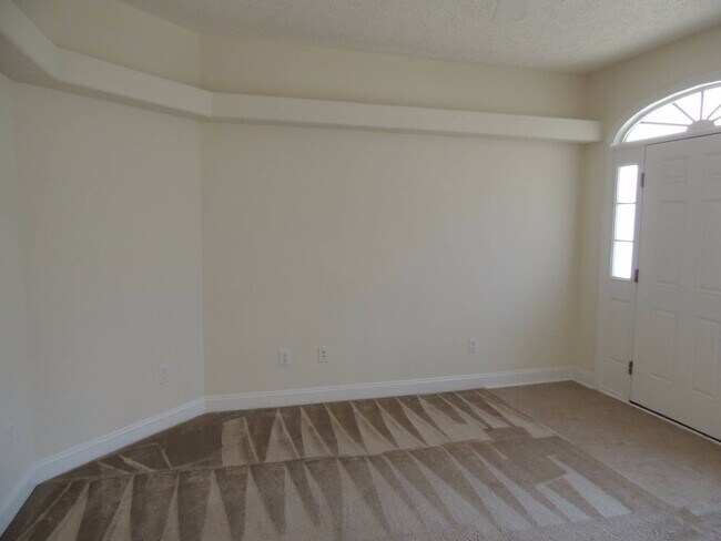 Building Photo - Beautiful Townhome in Tucker Creek