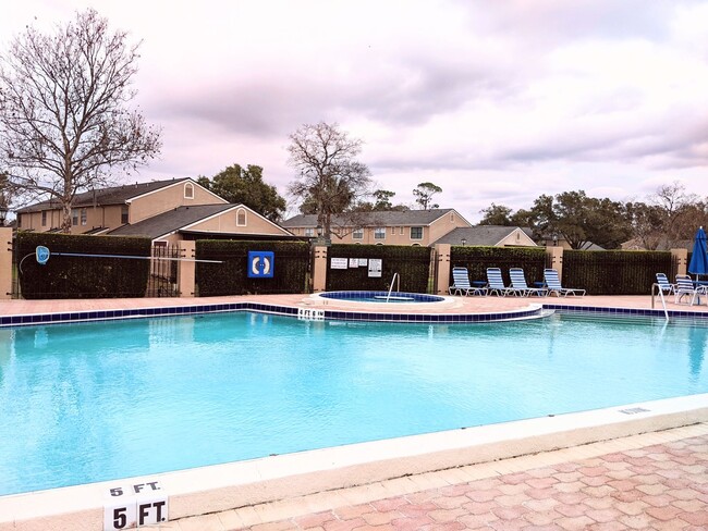 Building Photo - Well kept 2 bed/2.5 baths Townhome in the ...