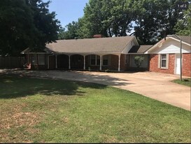 Building Photo - 1002 Brookside Dr