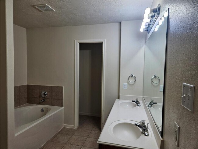 Building Photo - 9610 Sunflower Bluff Ln