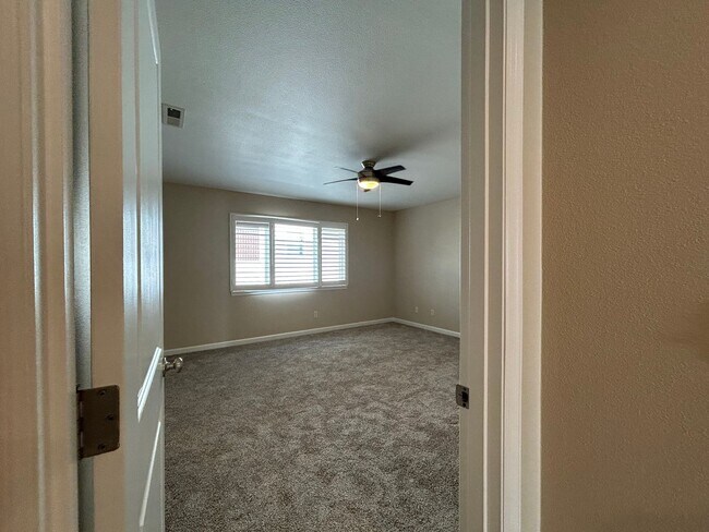 Building Photo - Gorgeous 4 Bed, 2.5 Bath Tuscany Home!