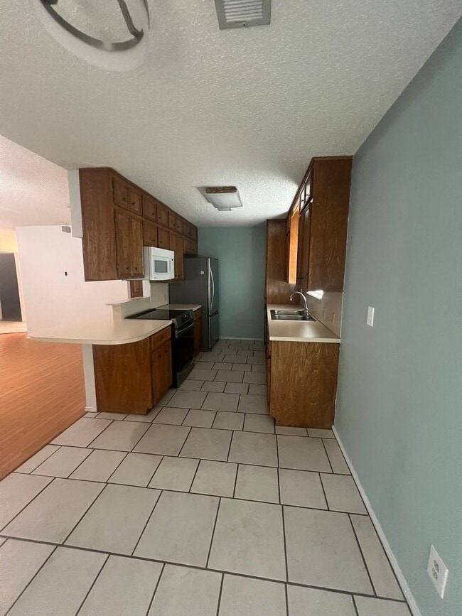 Building Photo - Very Nice 3 Bedroom