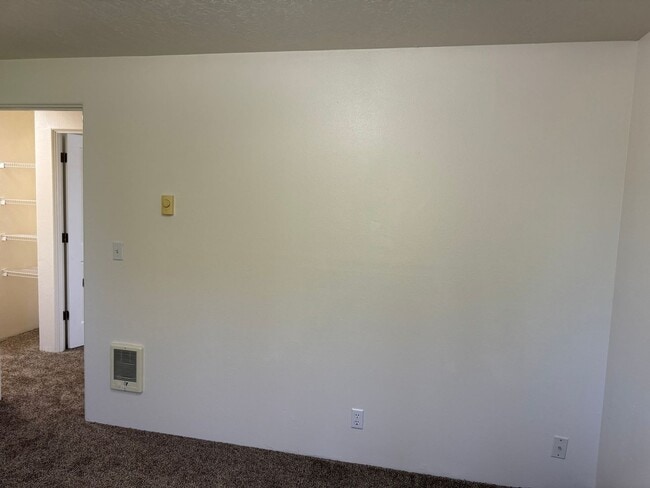 Building Photo - 4 bedroom 1.5 bathroom duplex