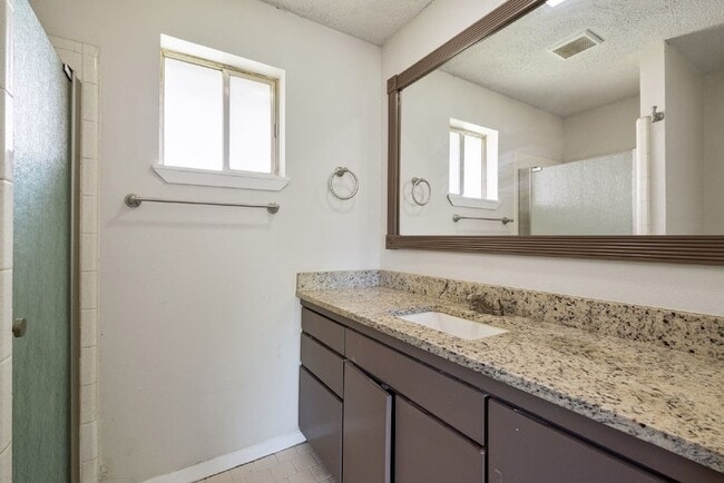 Building Photo - 4913 Westlake Dr