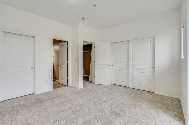 Building Photo - 3 bed, 3.5 bath townhouse in McKenzie Ridg...