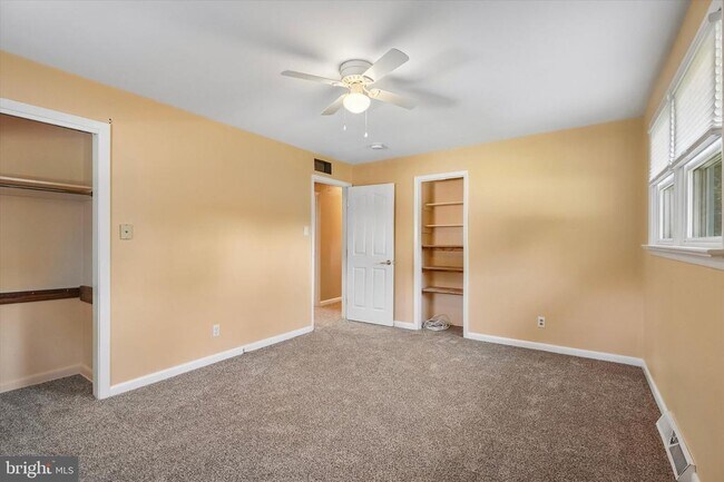 Building Photo - 2176 Meadowview Dr