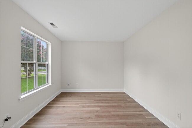 Building Photo - 3881 Shenandoah Dr