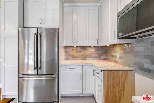 Building Photo - 9945 Robbins Dr