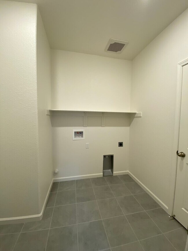 Building Photo - Available NOW - Beautiful and NEW 4 bed / 2 Bath