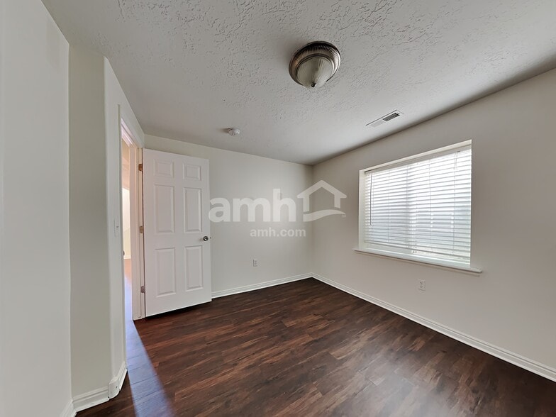 Building Photo - 1420 Pebblecreek Dr S