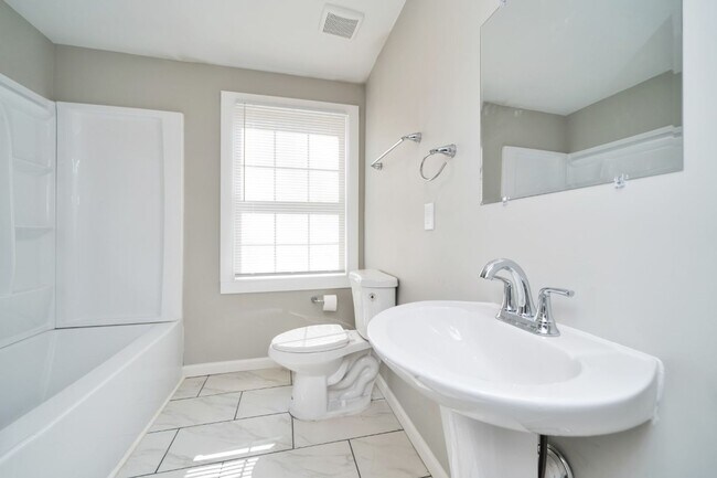 Building Photo - Move-In Ready 4BR with Renovated Interiors...