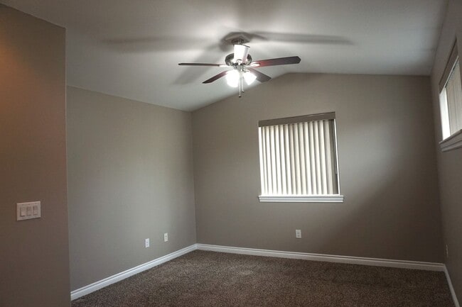 Building Photo - 4 Bedroom, 3 Bath House Available in July!
