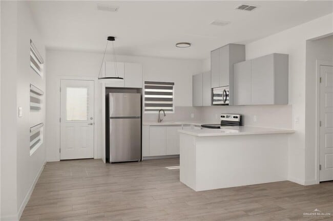 Building Photo - 308 W Campeche Ave