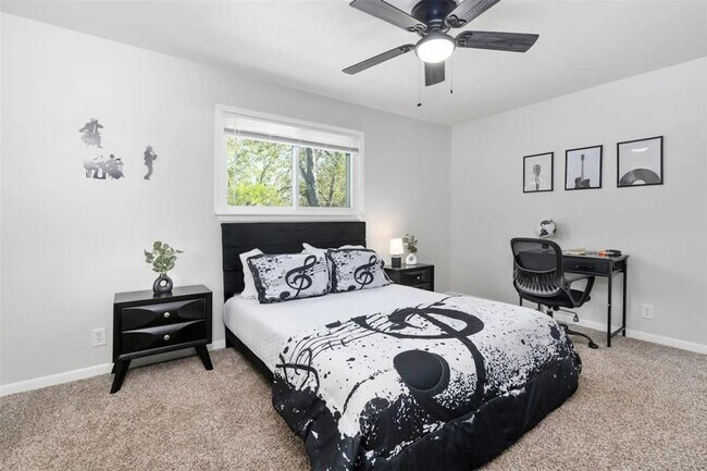 Building Photo - 6509 Sunstrip Dr