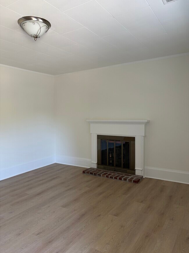 Building Photo - 305 12th Ave