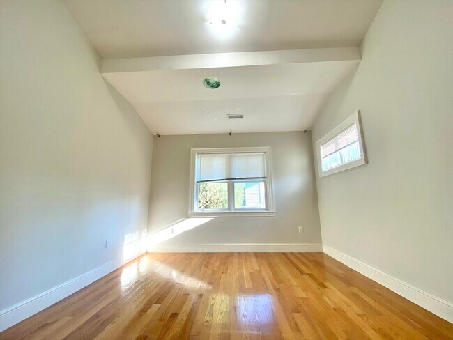 Building Photo - 8 Courtyard Pl