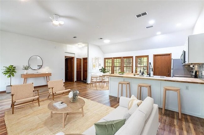 Building Photo - 3/2 : Nestled in the highly desirable Haile Plantation community
