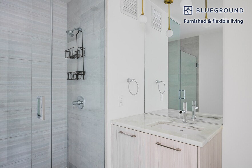 Building Photo - 165 N Desplaines St