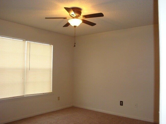 Building Photo - CUTE 2BR/2.5BA town house close to everything!