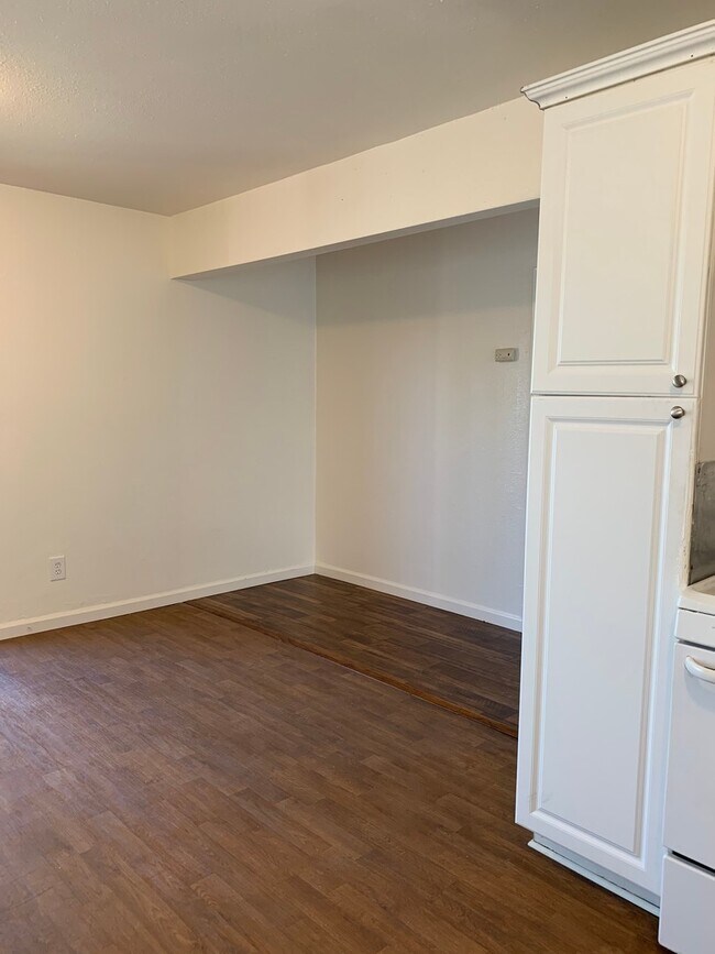 Building Photo - 4077 Oakcrest Dr
