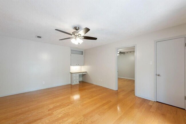 Building Photo - 2824 S Logrun Cir