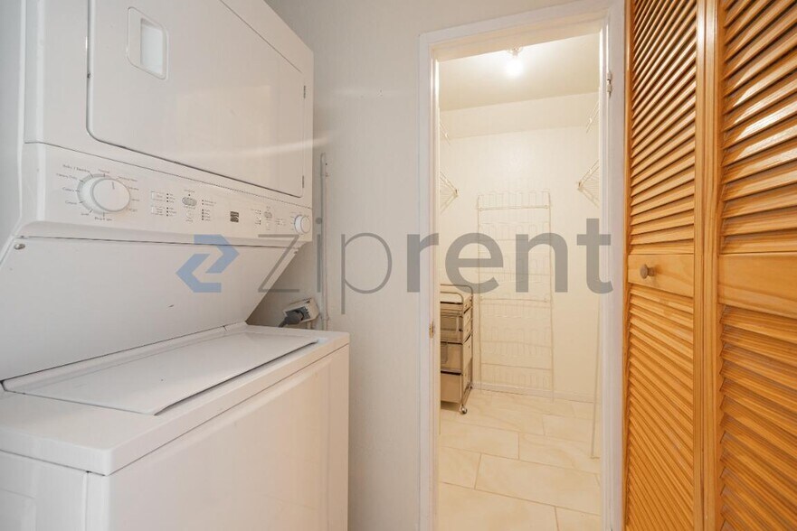 Building Photo - Unit 115