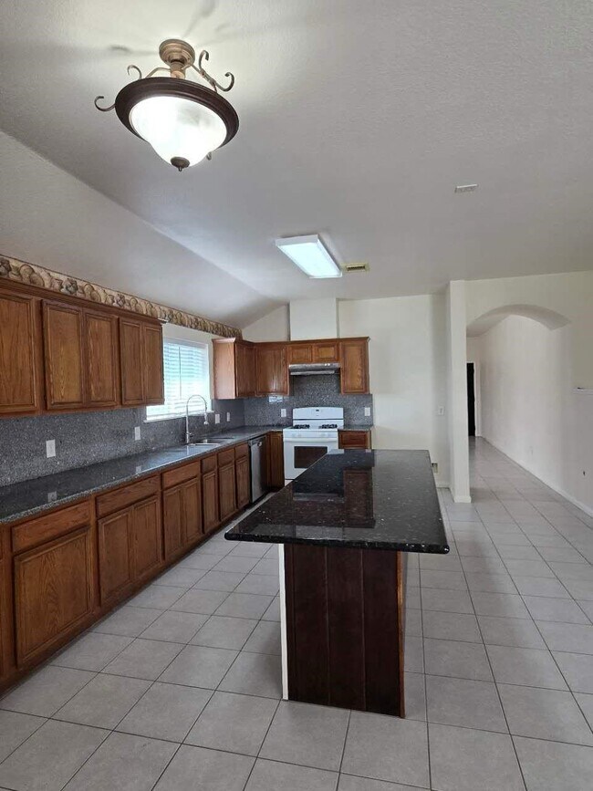Building Photo - 2019 Bluffton Ln