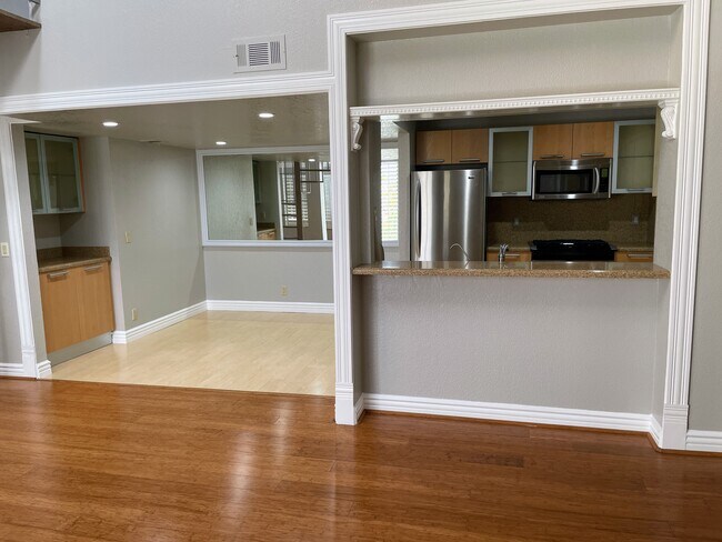 Building Photo - 2247 Martinique Ln
