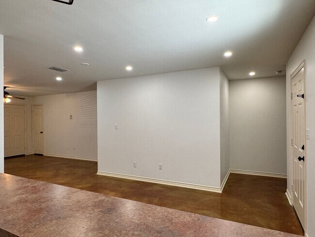 Building Photo - 13343-13343 Country Meadow Ln