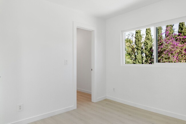 Building Photo - Stylish & Fully Renovated 2-Bedroom Home i...