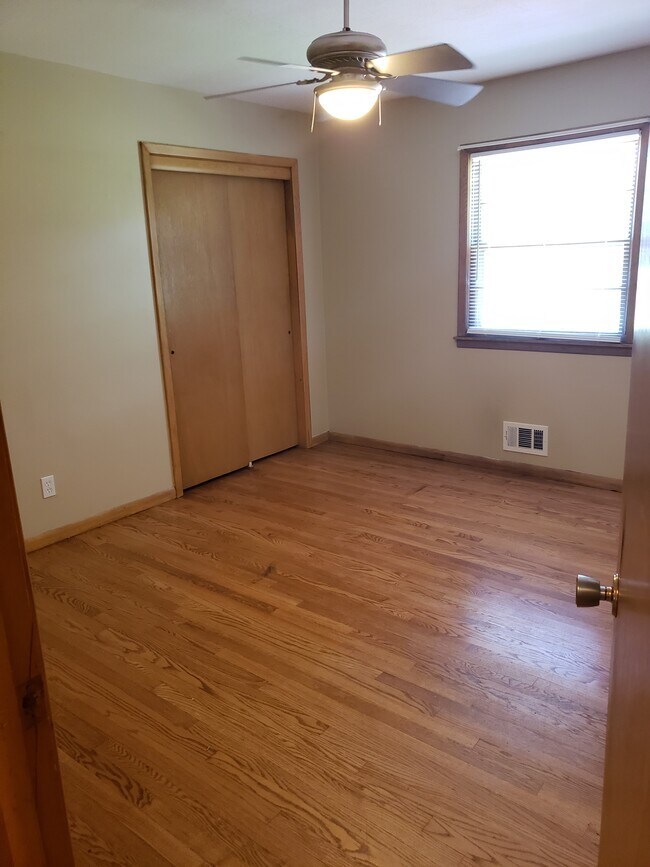 Building Photo - 411 W Linden Ave