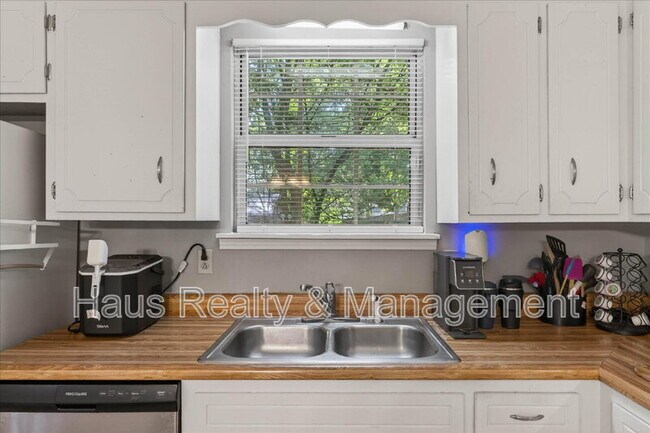 Building Photo - 114 Cunningham Pl