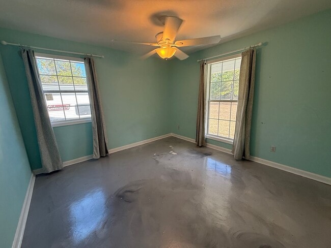 Building Photo - HUGE UPGRADED 3/2 ON 5 ACRE LOT!