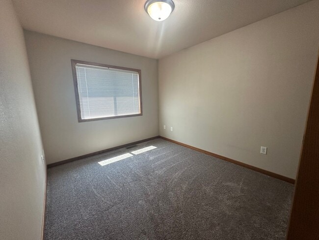 Building Photo - 4 Bedroom Townhome