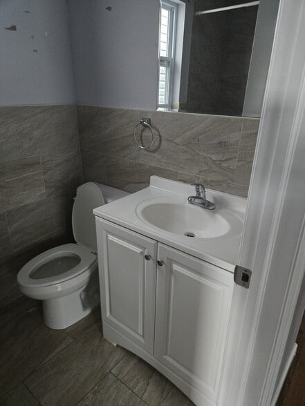Main bathroom - 266 2nd Ave