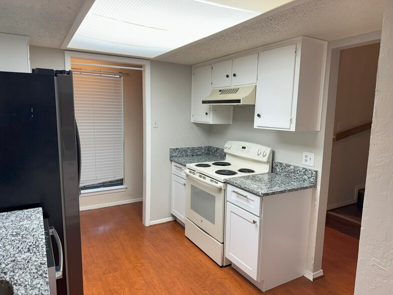 Kitchen - 6333 Kelly Dr