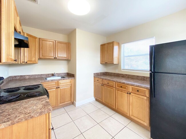 Building Photo - Spacious 2 Bedroom/ 1 Bath Available NOW!